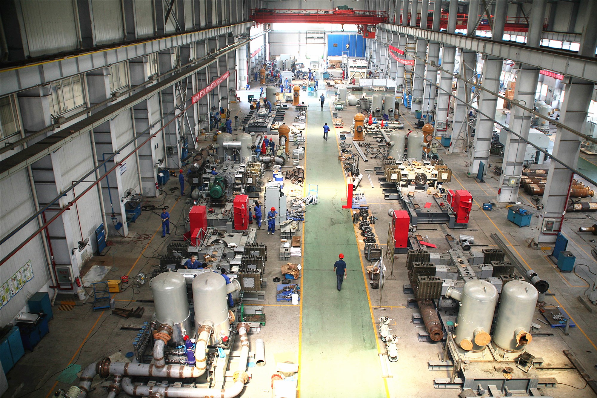 天然气压缩机生产现场.jpg
